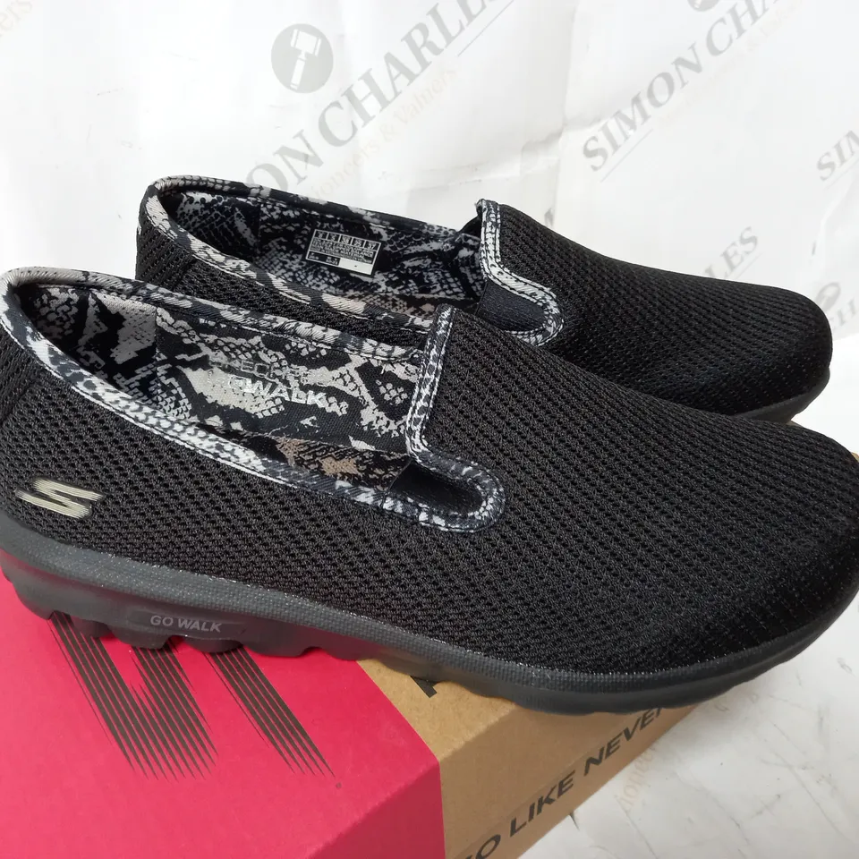 SKETCHERS ORIGINAL GO WALK SHOES BLACK