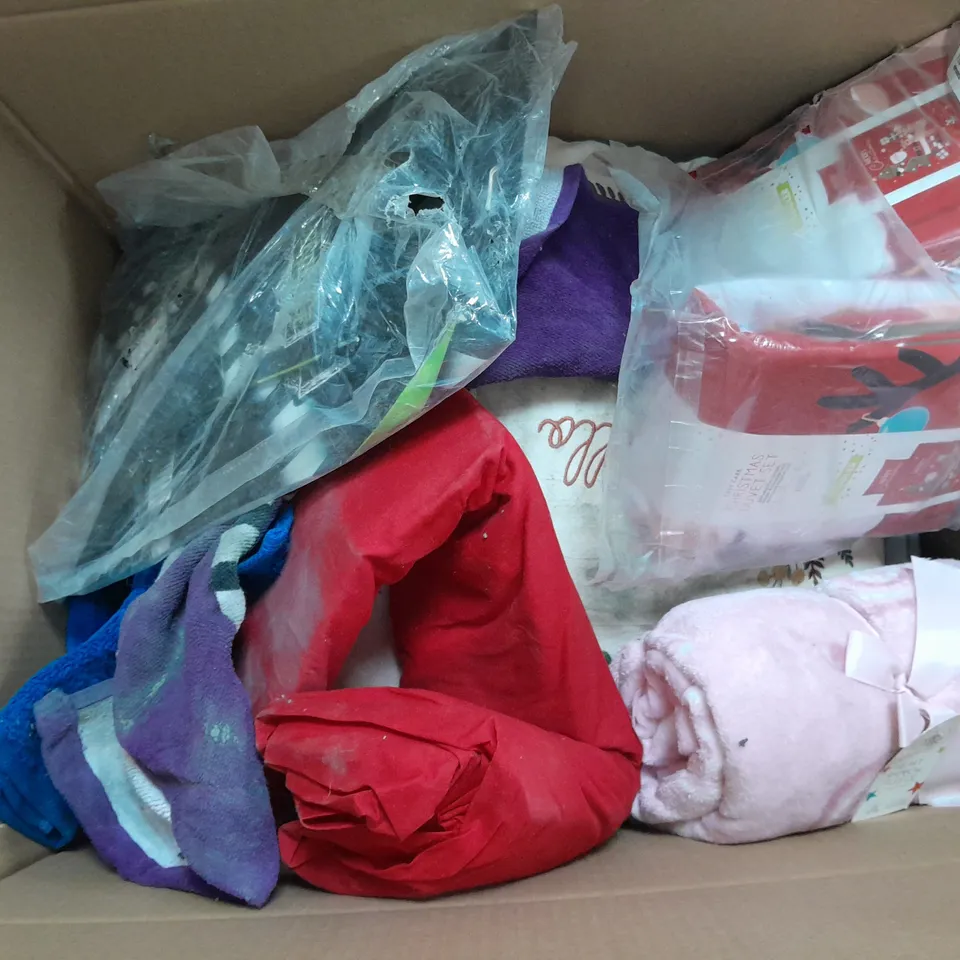 APPROXIMATELY 8 ASSORTED HOUSEHOLD ITEMS TO INCLUDE BEDDING, AND CUSHIONS IN VARIOUS SIZES AND STYLES 