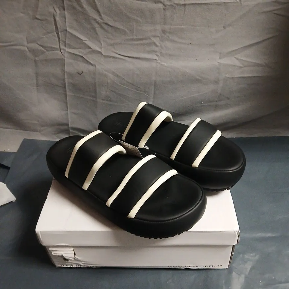 UNZE LONDON BLACK SLIDE SANDALS WITH THREE WHITE STRAPS – EU SIZE 41