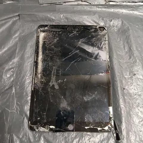 APPLE IPAD A2270 – SPACE GREY, CRACKED SCREEN - FOR PARTS