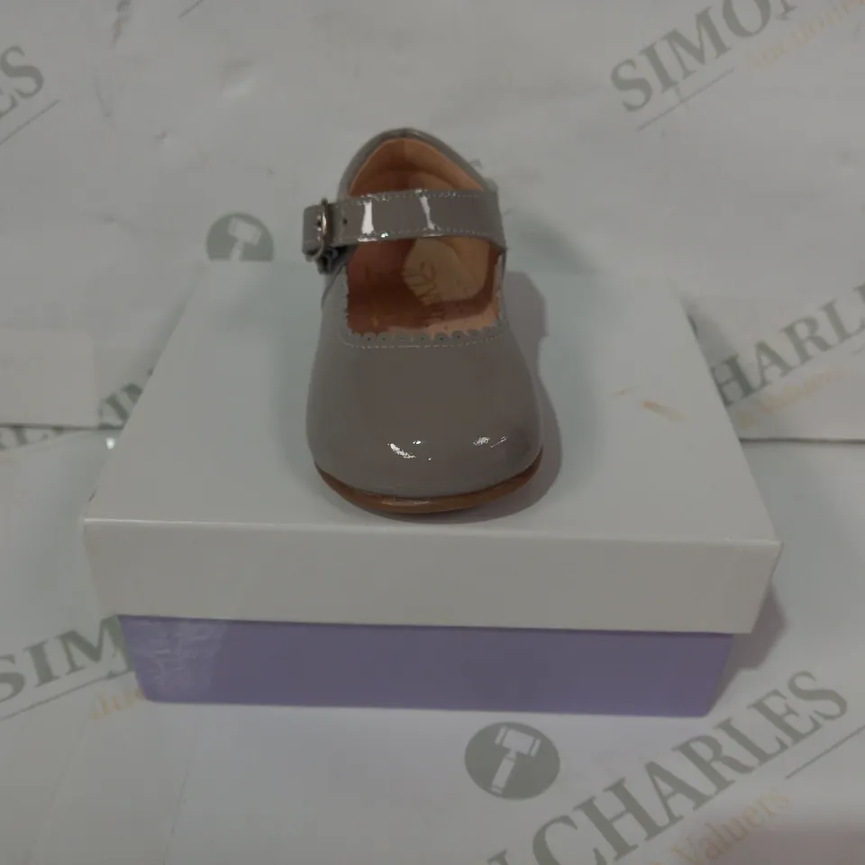 BOXED PAIR OF TNY BY TINNY SHOES INFANT BUCKLE SHOES IN STONE GREY EU SIZE 20