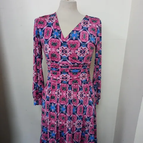 APPROXIMATELY 10 ITEMS OF ASSORTED WOMEN CLOTHING TO INCLUDE ONJENU DRESS, BADGLEY MISCHKA COAT IN SIZE M, CENTIGRADE HOODED JACKET IN SIZE M