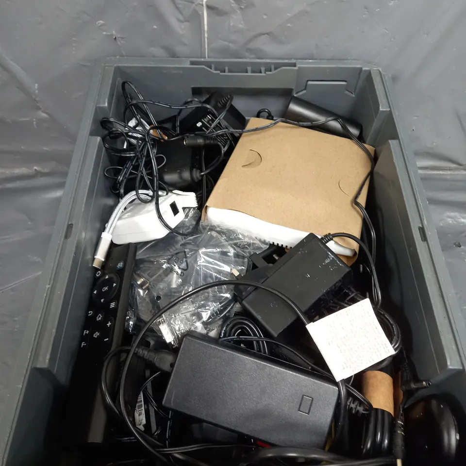 APPROXIMATELY 10 ASSORTED ELECTRICAL PRODUCTS TO INCLUDE USB CABLES , TV REMOTES, ETC 