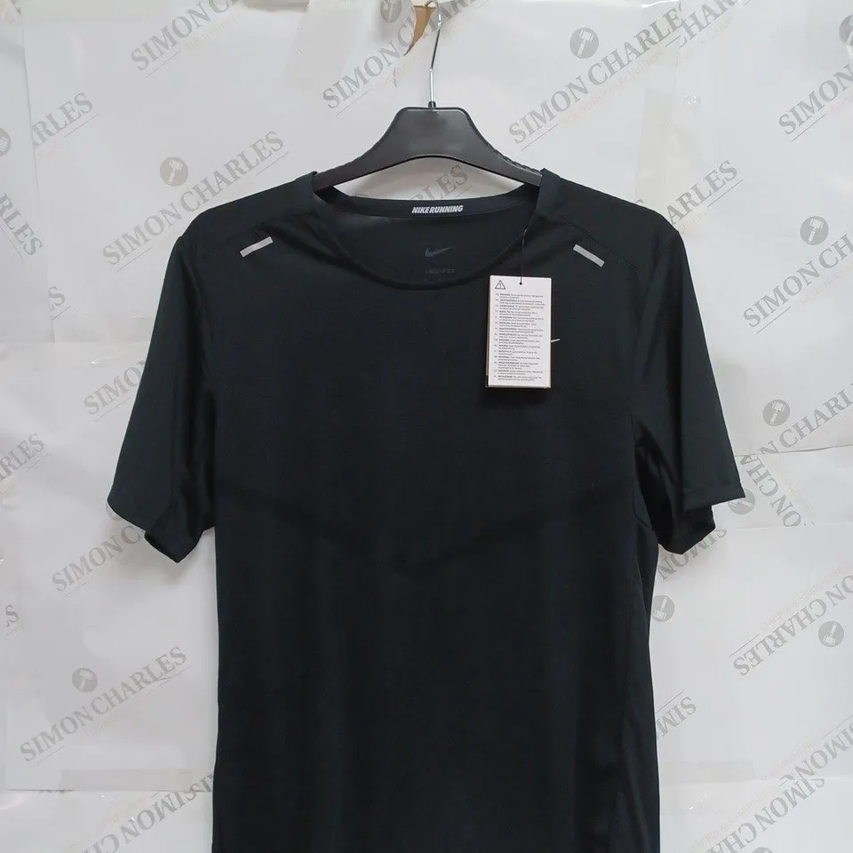 SMALL BLACK NIKE RUNNING T-SHIRT 