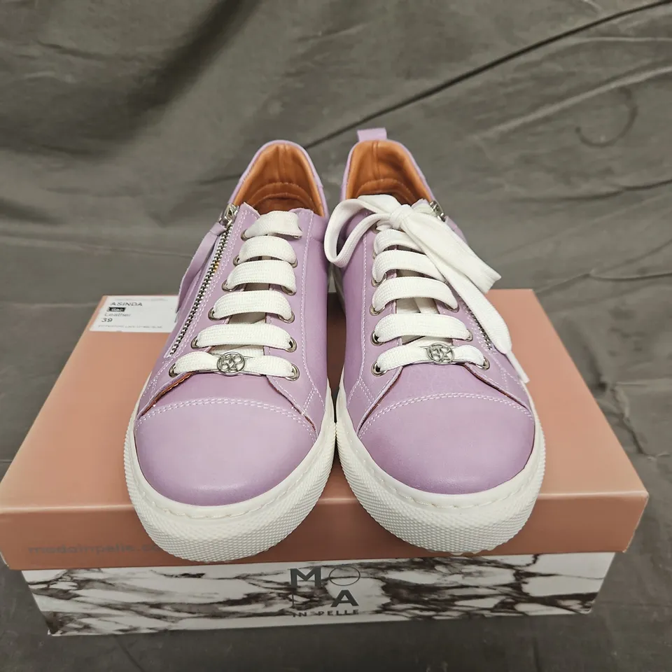 BOXED PAIR OF MODA IN PELLE LILAC LEATHER TRAINERS - UK SIZE 39