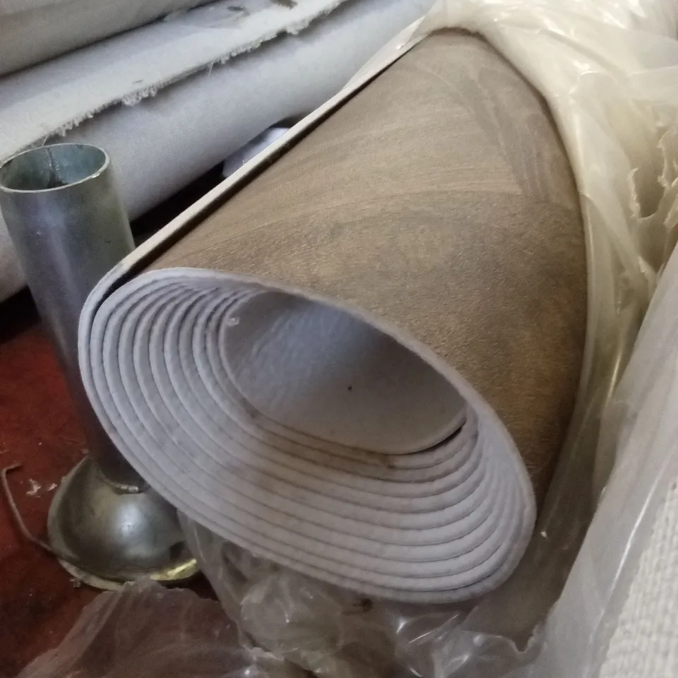 ROLL OF QUALITY TIMBERLAND SAOU // APPROX SIZE: 3 x 6.85m