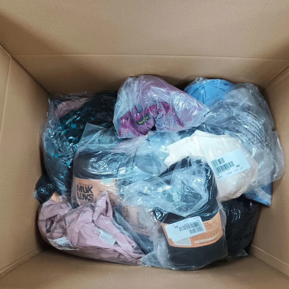 BOX OF APPROXIMATELY 25 ASSORTED CLOTHING ITEMS TO INCLUDE MUK LUK, TOMMIE COPPER ETC