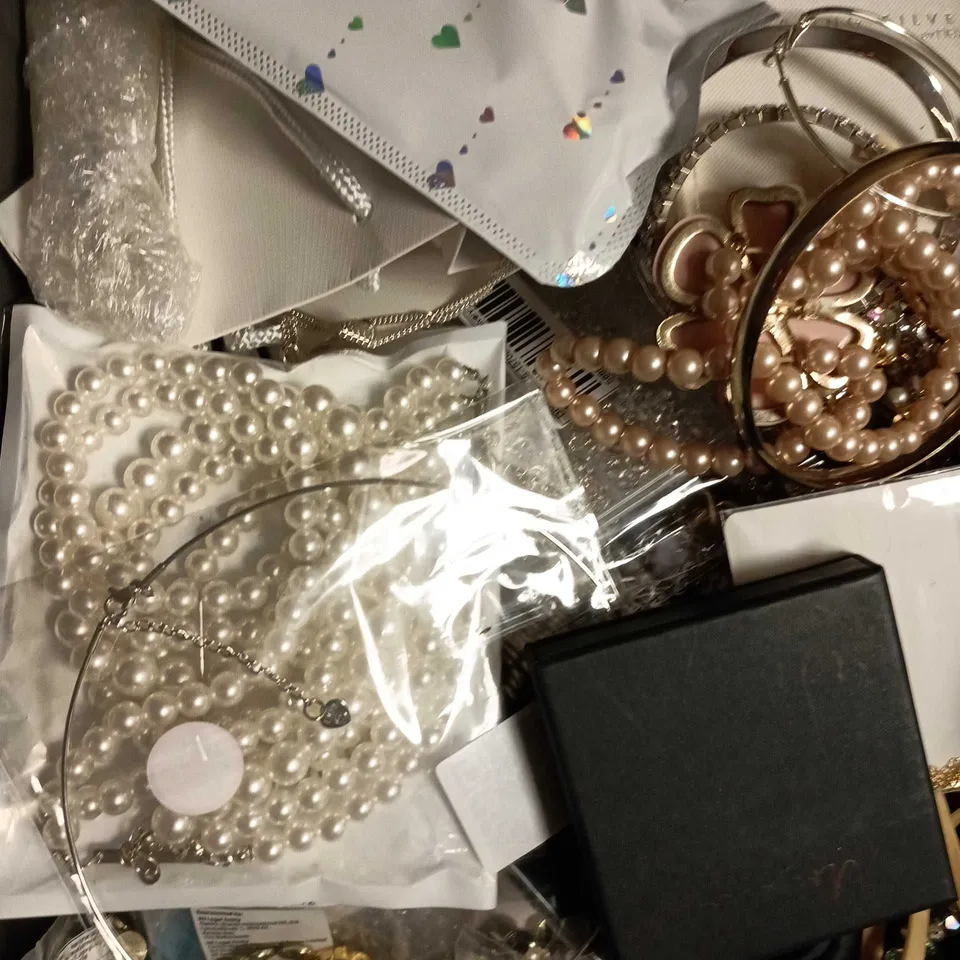 APPROXIMATELY 20 ASSORTED JEWELLERY PRODUCTS TO INCLUDE EARRINGS, WATCH, BRACELETS ETC 