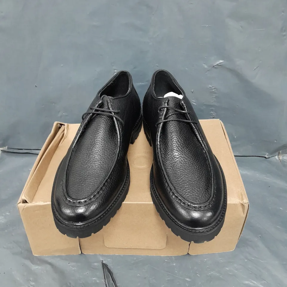 BOXED PAIR OF MOSS HACKNEY BLACK GRAIN SHOES - 8