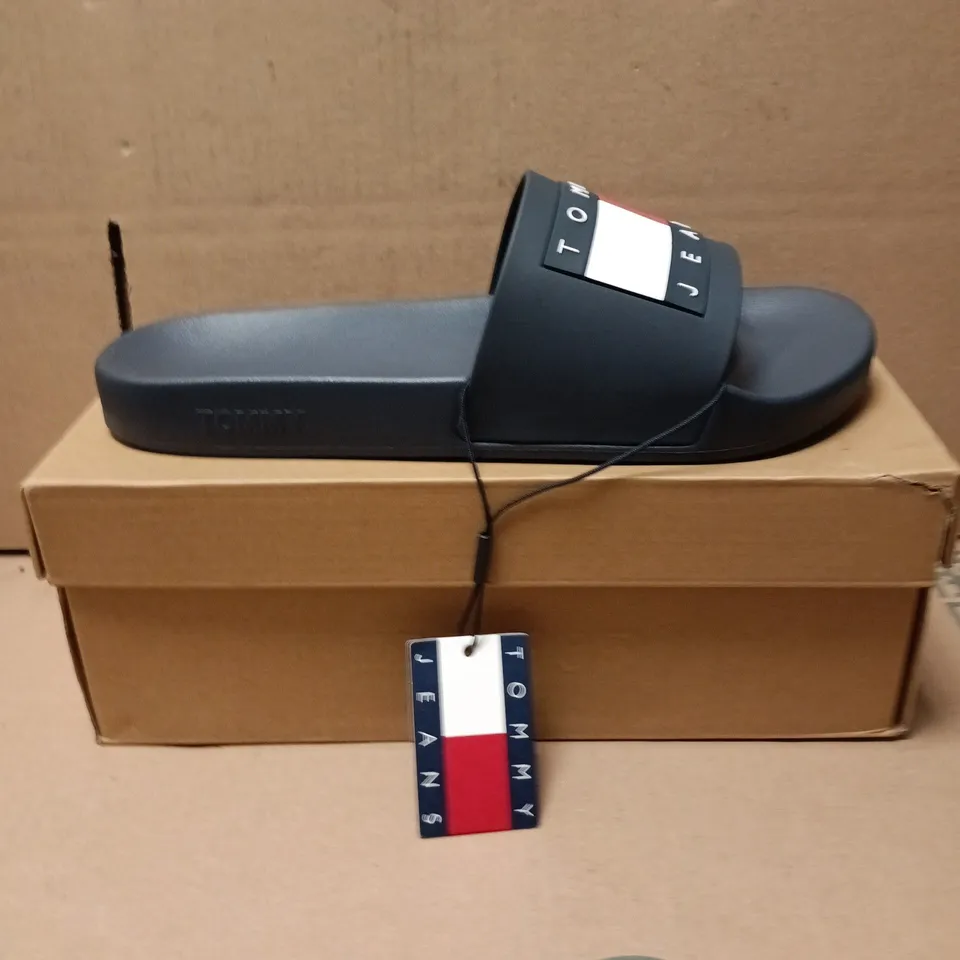 TOMMY JEANS POOL SLIDE SANDALS – NAVY, UK 8 (US 9 / EU 43)