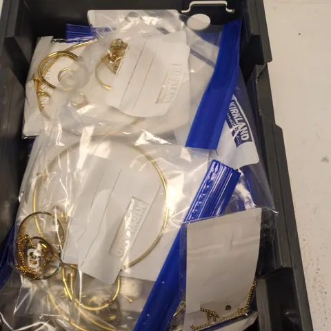 BOX CONTAINING A MIX OF APPROXIMATELY 25 JEWELRY ITEMS 