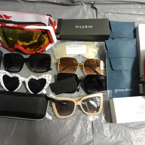 LOT OF APPROXIMATELY 30 ASSORTED PAIRS OF GLASSES TO INCLUDE TOMATOE GLASSES, PILGRIM AND SOUTH BEACH