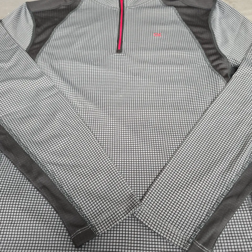 CALVIN KLEIN GOLF 1/4 ZIP TOP - SIZE XL