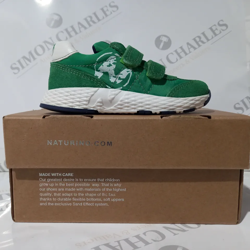 BOXED PAIR OF NATURINO JESKO KIDS SHOES IN GREEN/WHITE EU SIZE 22