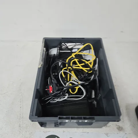 TOTE OF APPROXIMATELY 10 ASSORTED ITEMS TO INCLUDE: SKY BROADBAND ROUTER
