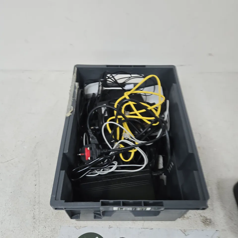 TOTE OF APPROXIMATELY 10 ASSORTED ITEMS TO INCLUDE: SKY BROADBAND ROUTER