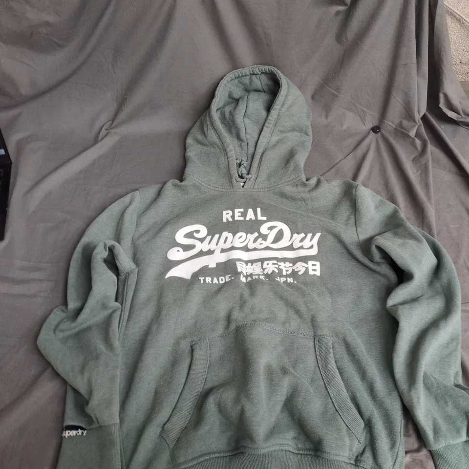 BOX OF APPROXIMATELY 20 ASSORTED CLOTHING ITEMS TO INCLUDE: SUPERDRY HOODIE AND JASPER J CONRAN JEANS