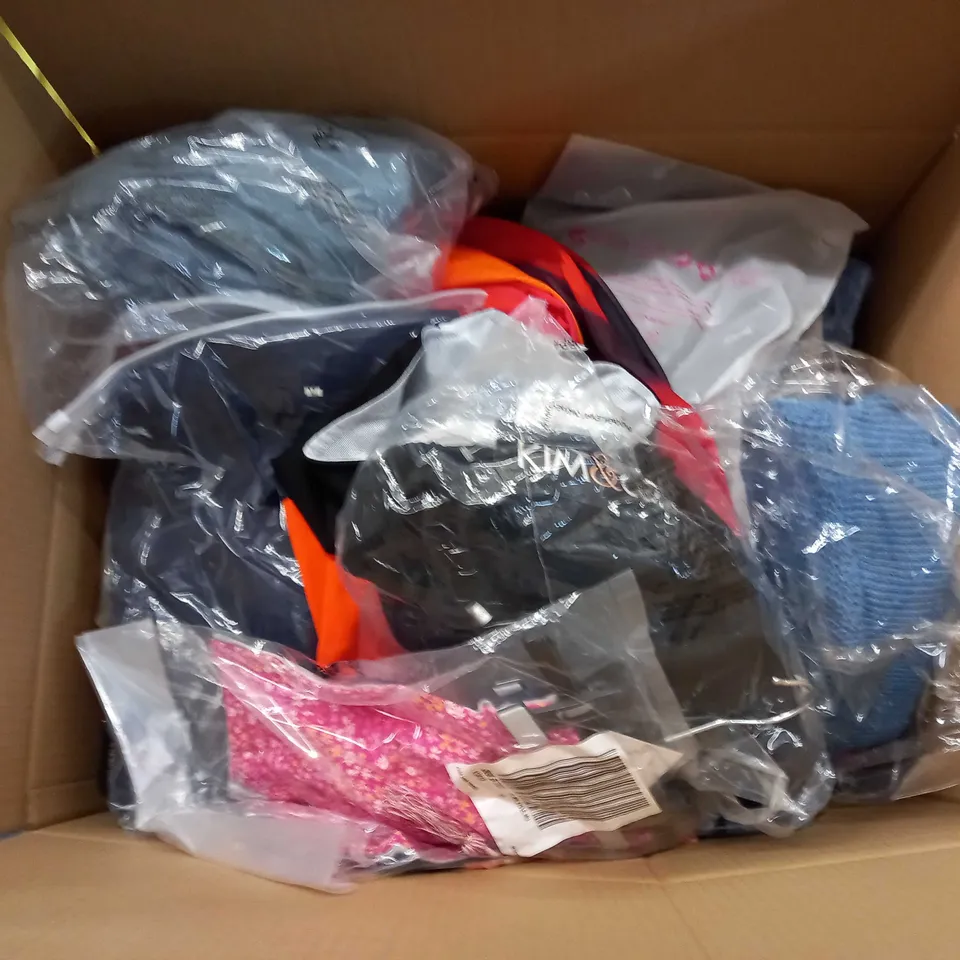 LARGE QUANTITY OF CLOTHING ITEMS TO INCLUDE DRESSES, SWEATERS, JEANS, T-SHIRTS, ETC