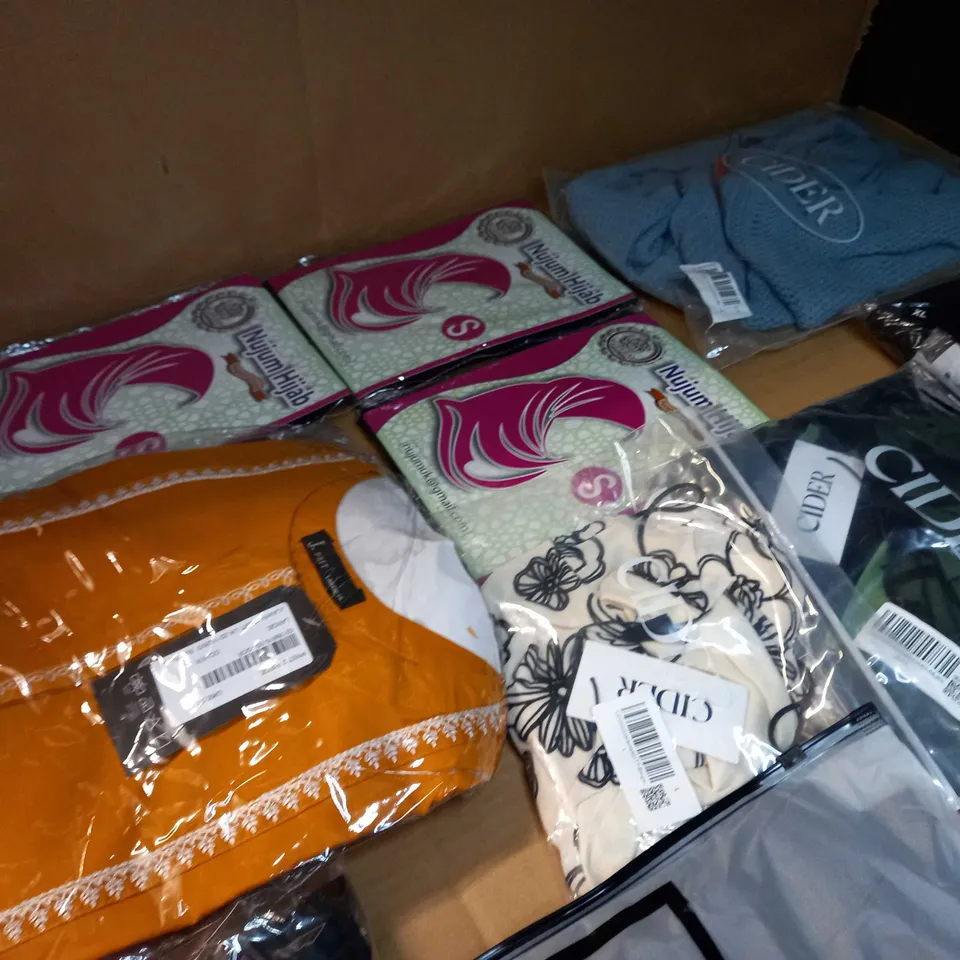 LOT OF APPROX 25 ASSORTED CLOTHING ITEMS VARYING IN SIZE/COLOUR/STYLE TO INCLUDE: TROUSERS, TOPS, DRESSES