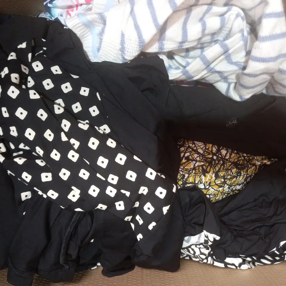 BOX OF APPROXIMATELY 15 ASSORTED CLOTHING AND FASHION ITEMS IN VARIOUS STYLES AND SIZES TO INCLUDE WHITE STUFF, MASAI, ETC
