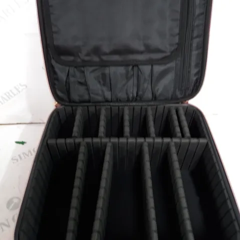 VELVET MAKEUP BAG IN RED