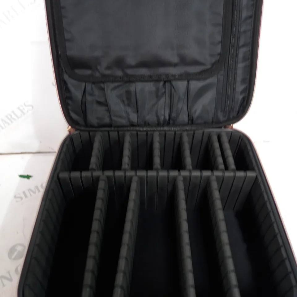 VELVET MAKEUP BAG IN RED 