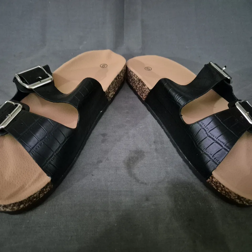 BOXED PAIR OF UNBRANDED OPEN TOE SANDALS IN BLACK SIZE 6