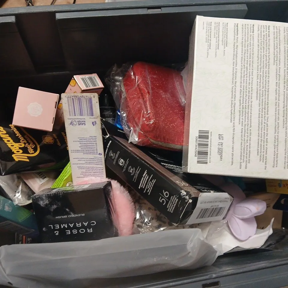 APPROXIMATELY 15 ASSORTED HEALTH & BEAUTY PRODUCTS TO INCLUDE MIRROR, ROSE & CARAMEL BLENDING BRUSH, GLOSSYBOX MOISTURISER, ETC - COLLECTION ONLY