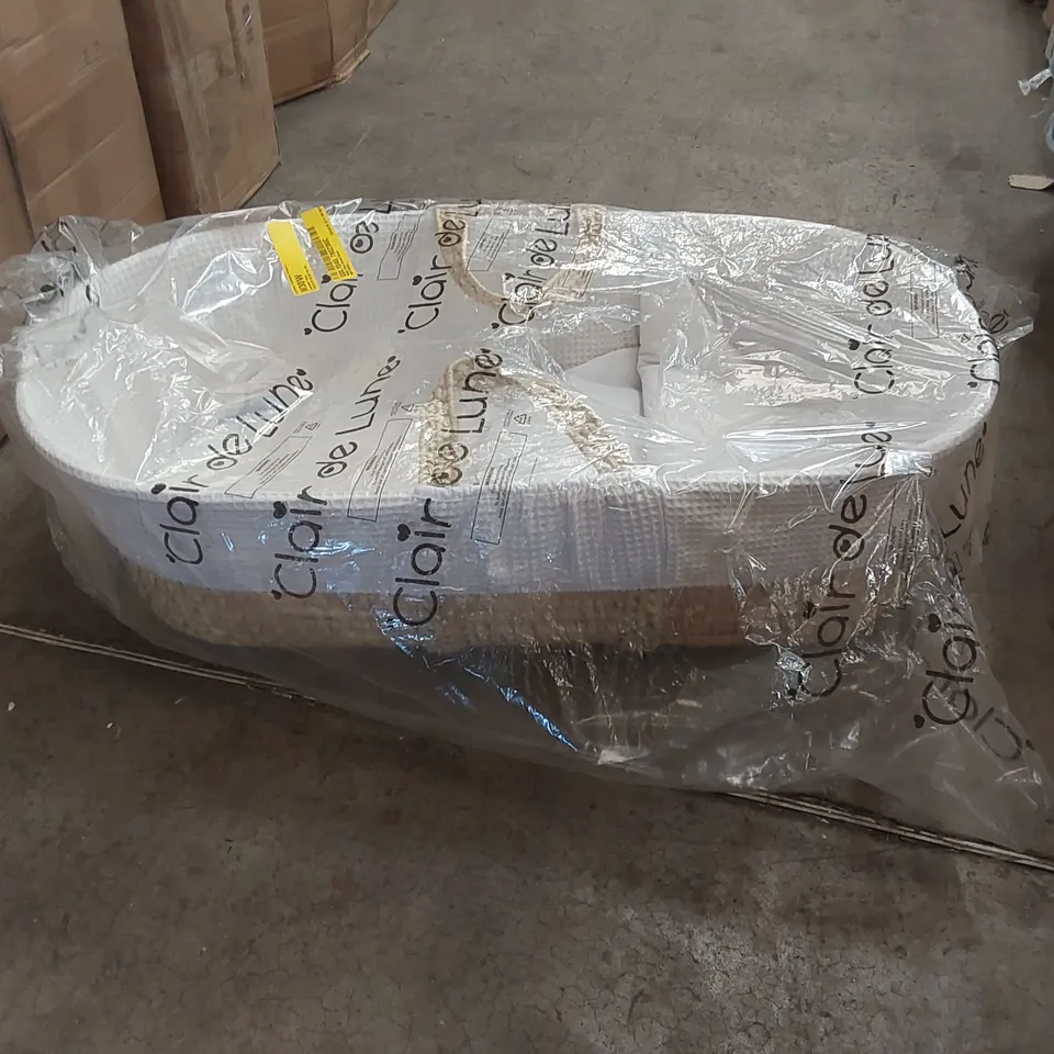 BAGGED WAFFLE PALM MOSES BASKET