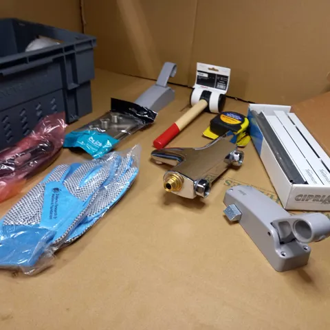 LOT OF APPROX 15 ASSORTED HOUSEHOLD/DIY RELATED ITEMS TO INCLUDE: MALLET, GARDEN GLOVES, MIXER TAP