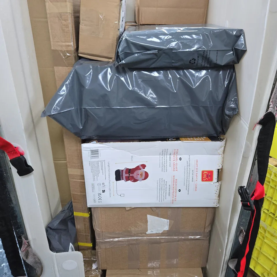 CAGE OF APPROXIMATELY 10 ASSORTED HOUSEHOLD ITEMS TO INCLUDE DECORATIVE WREATH, MIRROR, ETC - COLLECTION ONLY