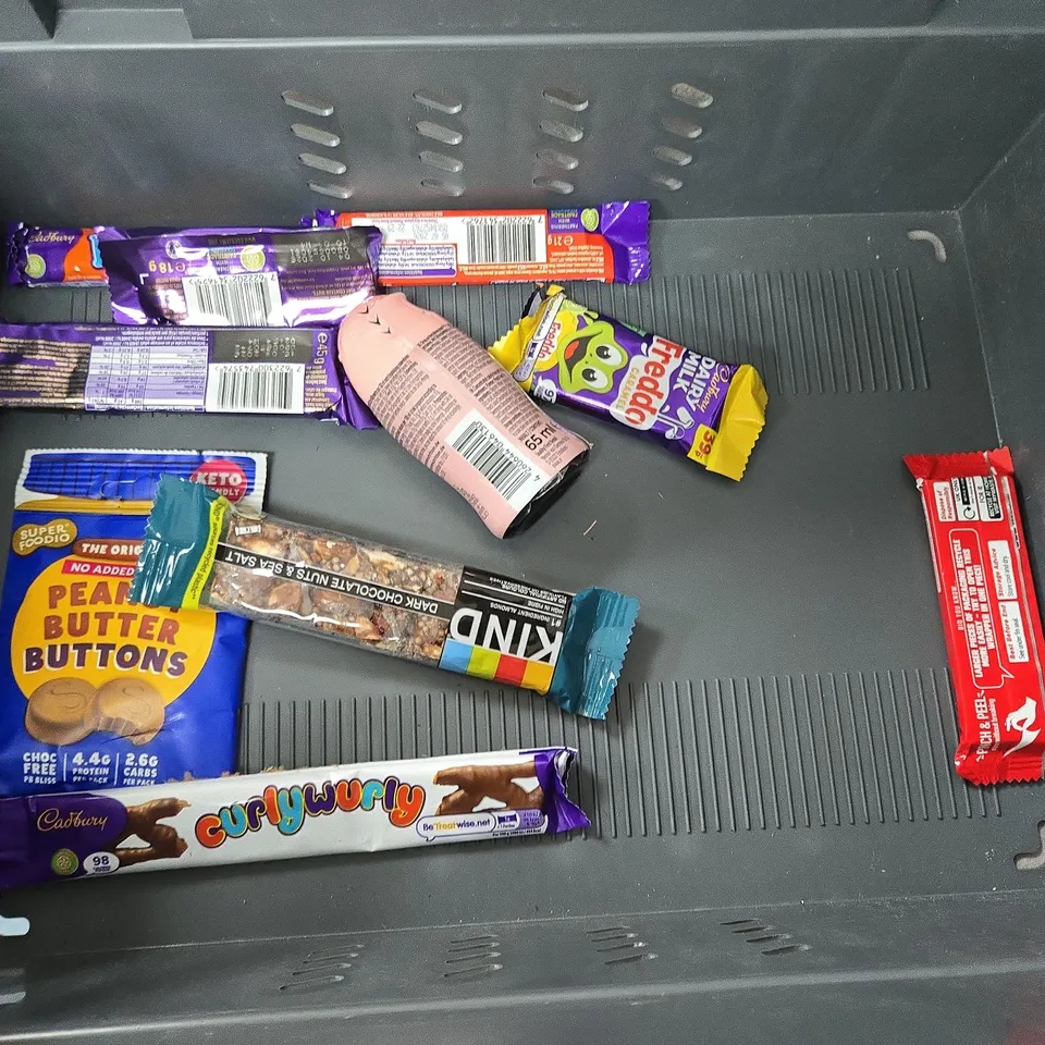 LOT OF 12 ASSORTED FOOD AND DRINK ITEMS TO INCLUDE OLIVE OIL, LIQUORICE AND COSTA DUSTING TRIO