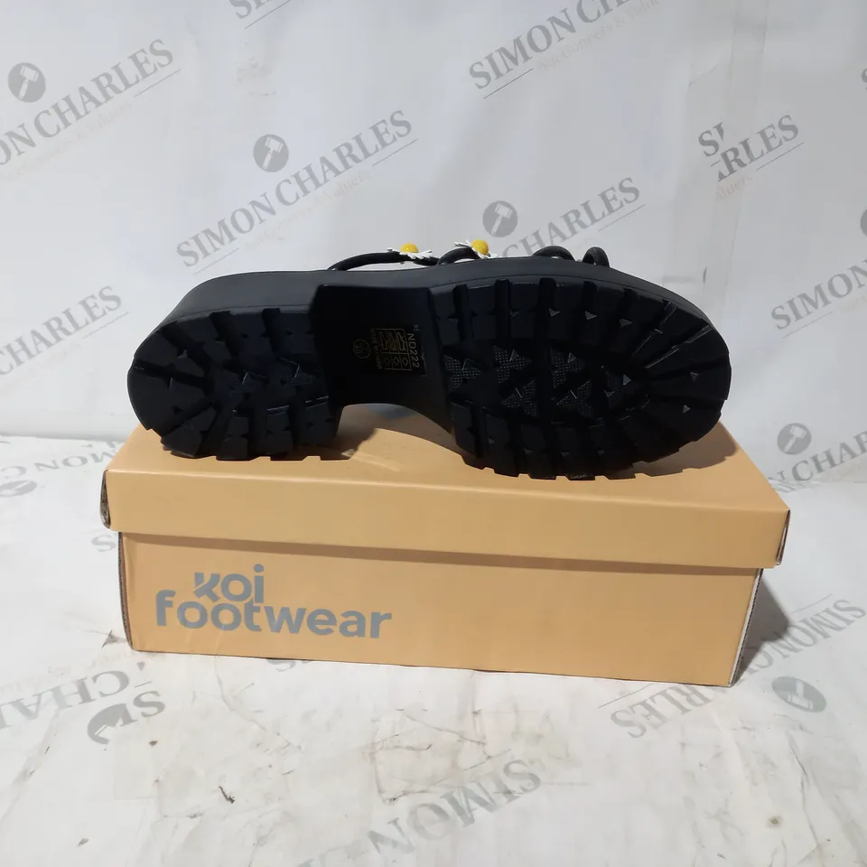 BRAND NEW BOXED PAIR OF KOI VEGAN BLOOMING DAISY OASIS STRAPPY SLIDERS IN BLACK - UK SIZE 7