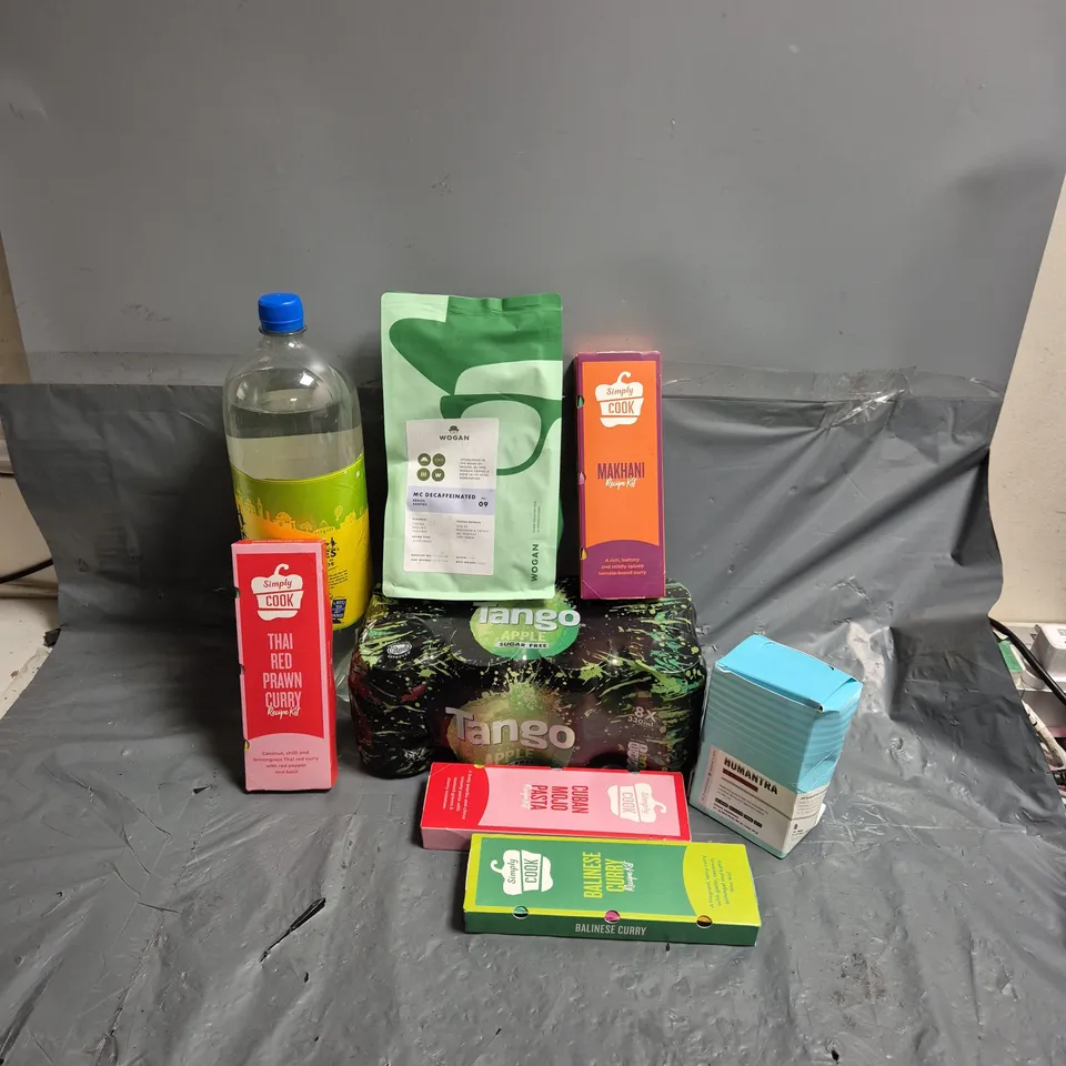APPROXIMATELY 12 ASSORTED FOOD & DRINK ITEMS TO INCLUDE TANGO APPLE, LEMONADE, SIMPLY COOK RECIPE KIT, ETC - COLLECTION ONLY