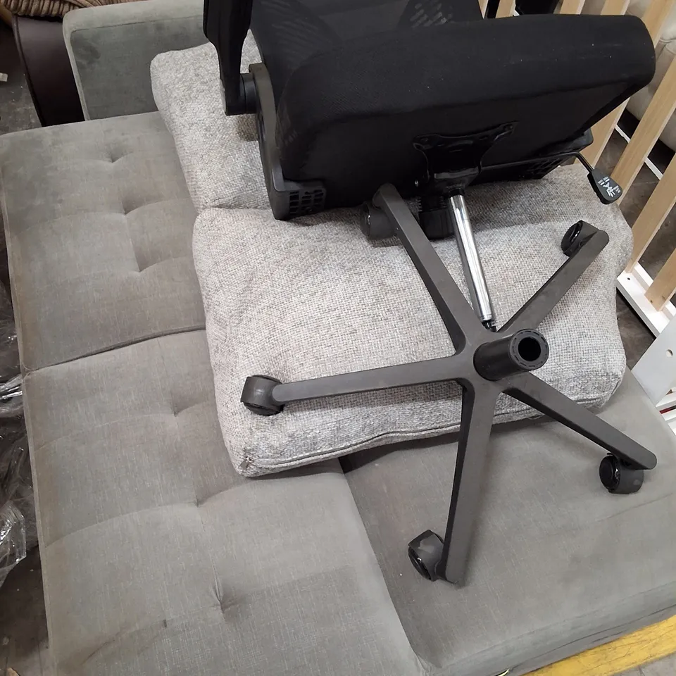 LOT OF 5 ASSORTED FURNITURE ITEMS TO INCLUDE WOODEN BEDFRAME, RECLINING SINGLE SEATER AND HOME LIVING FLOOR RUG