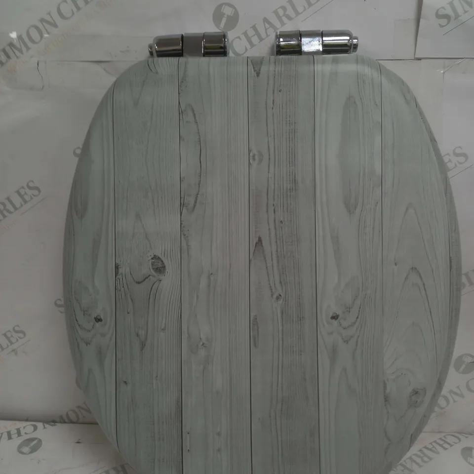 WOOD EFFECT TOILET SEAT  RRP £35