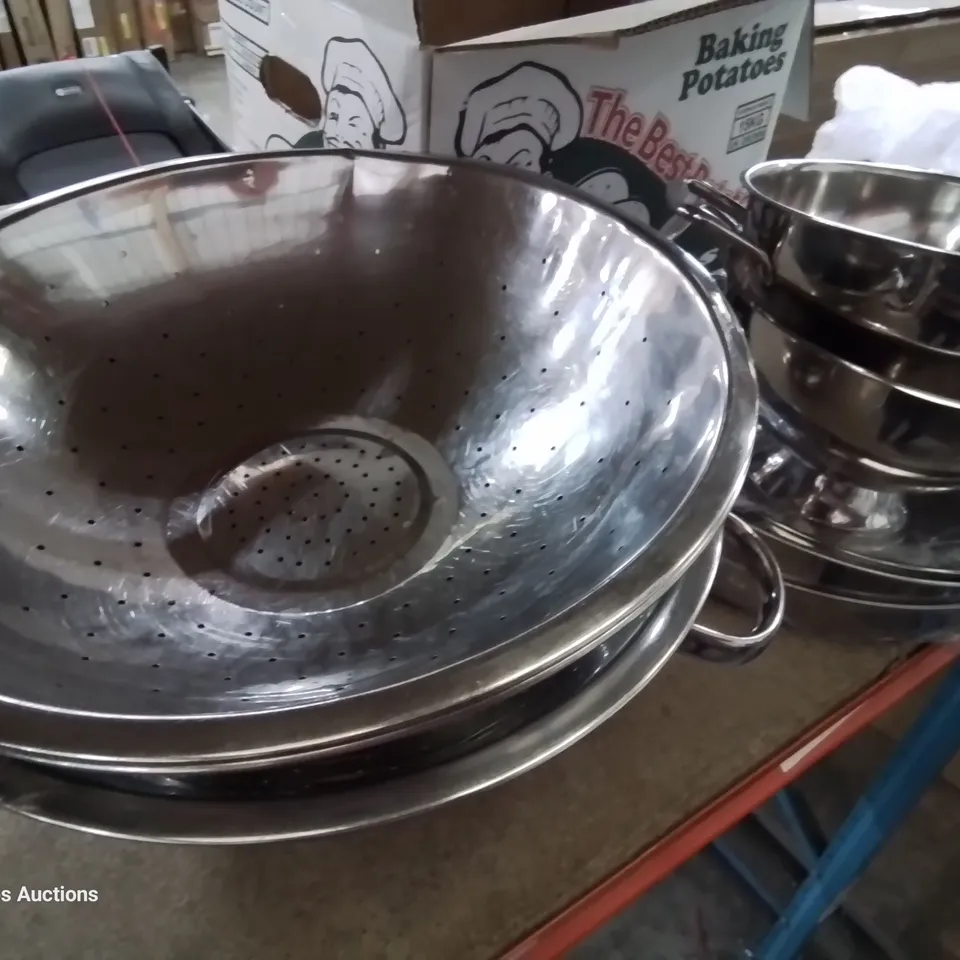 SHELF OF ASSORTED METAL CATERING PANS, ROASTING TRAYS, SERVING DISHES, CAULENDERS,