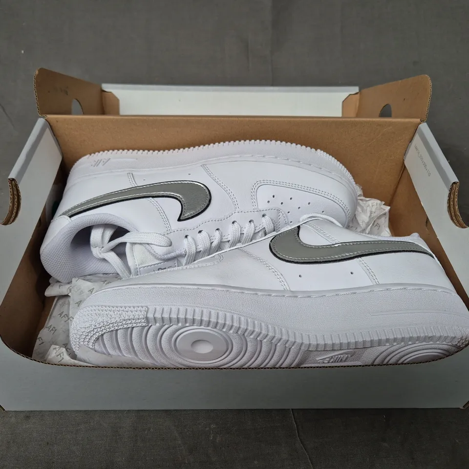 BRAND NEW BOXED PAIR OF NIKE WOMEN'S AIR FORCE 1 '07 ESS SHOES IN WHITE/METALLIC SILVER UK SIZE 5