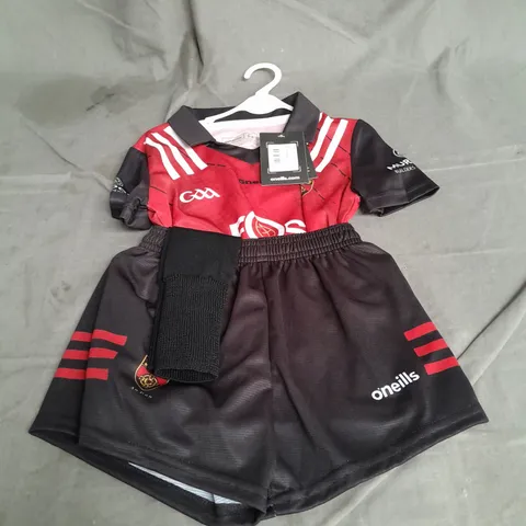 O'NEILLS MINI KIT IN RED/BLACK SIZE 5/6