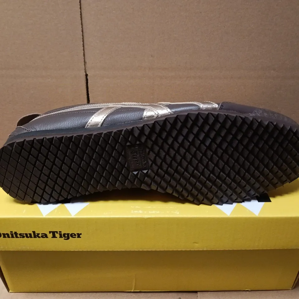 BOXED PAIR OF ONITSUKA TIGER MEXICO 66 SD TRAINERS IN LICORICE BROWN/CHAMPAGNE - UK 6.5