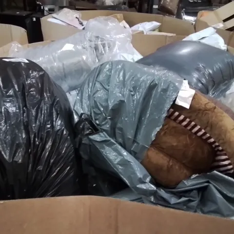 PALLET CONTAINING A LARGE QUANTITY OF PILLOWS