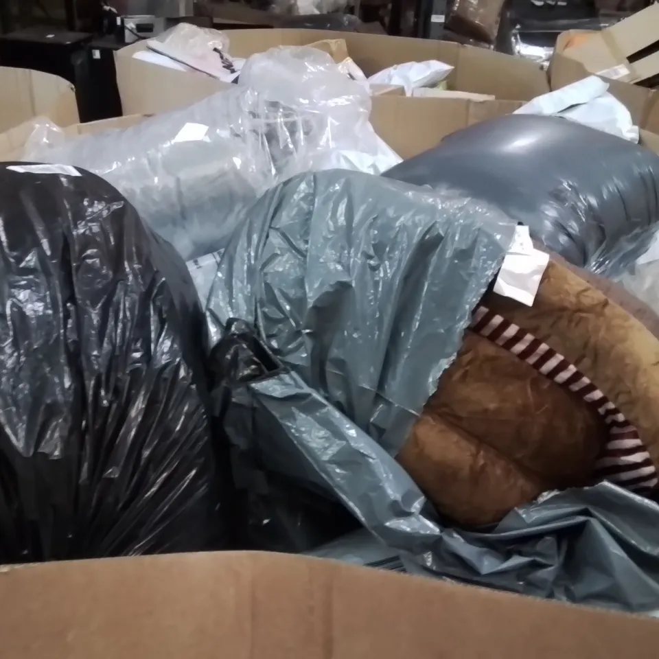 PALLET CONTAINING A LARGE QUANTITY OF PILLOWS