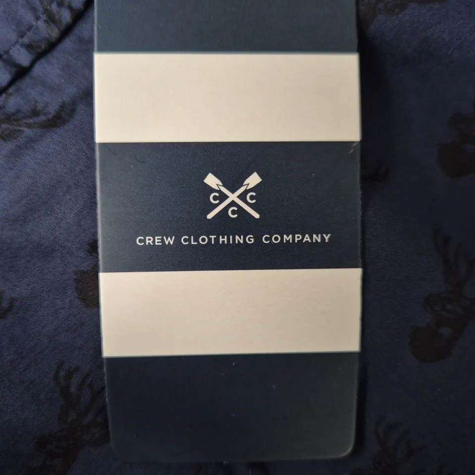 CREW CLOTHING COMPANY MEN'S STAG PRINT SHIRT – NAVY, SIZE L