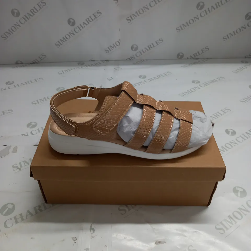 BOXED PAIR OF CUSHION WALK ONE TOUCH CLOSE SANDALS IN TAN - SIZE 7