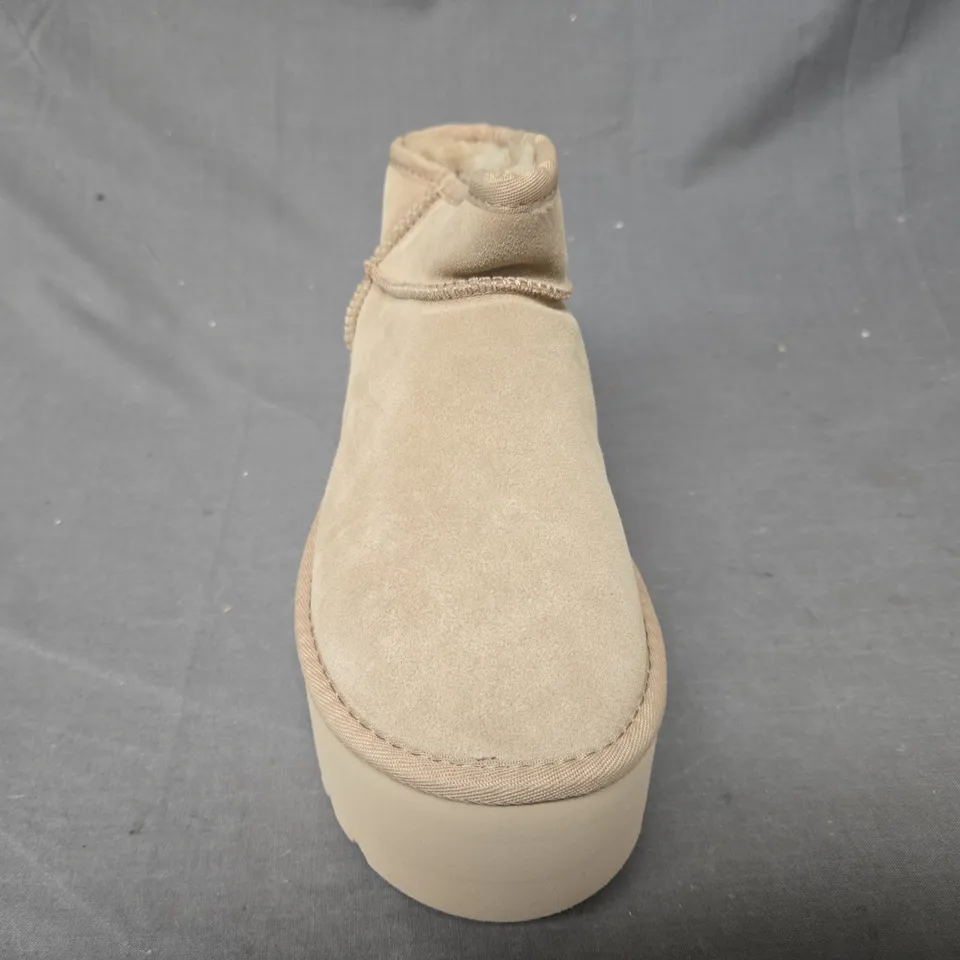 PAIR OF UGG SHOES IN SAND EU SIZE 38