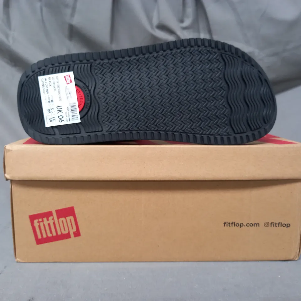 BOXED PAIR OF FITFLOP OPEN TOE SANDALS IN BLACK UK SIZE 6