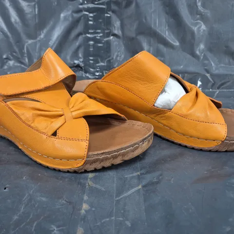 BOXED PAIR OF ADESSO OPEN TOE LOW WEDGE SANDALS IN ORANGE SIZE 7