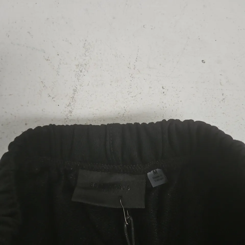 FEAR OF GOD ESSENTIALS SHORTS – BLACK, SIZE M
