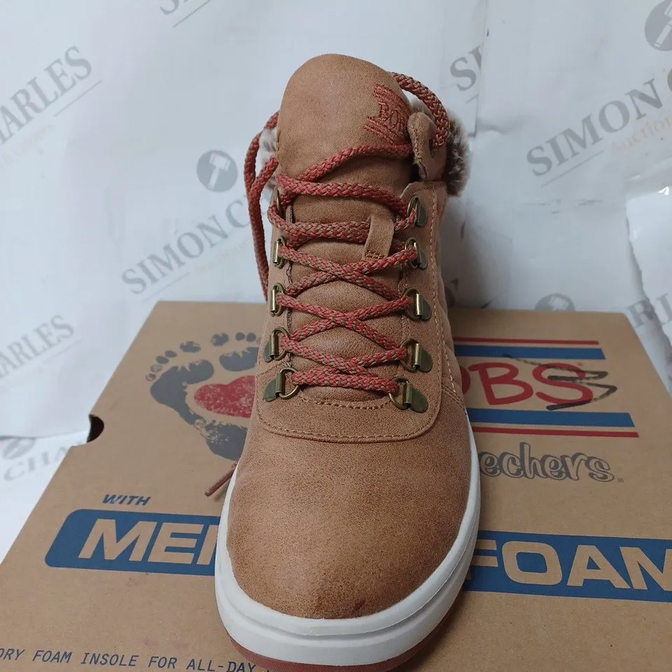 BOXED SKECHERS BOBS SKIPPER WAVE DIAMOND QUILTS BOOTS, CHESTNUT - SIZE 4.5 