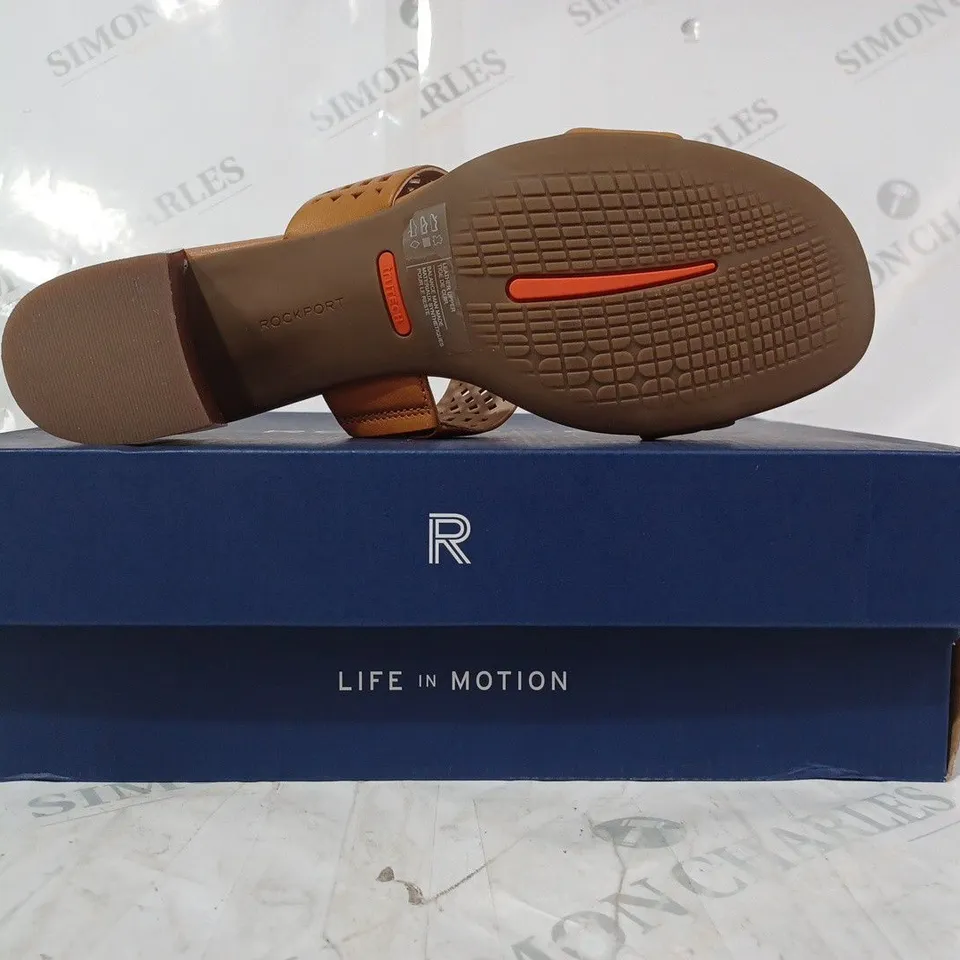 BOXED PAIR OF ROCKPORT TOTAL MOTION ALAINA MULE HEELED SANDALS IN TAN UK SIZE 7